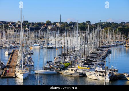 Hafen von la Trinite sur Mer, gesehen von der Brücke über den Meereszufluß Crach, dipartimento Morbihan, regione Bretagne Breizh, Frankreich *** Porto di la Trinite sur Mer, visto dal ponte sull'affluente Crach, dipartimento Morbihan, regione Bretagne Breizh, Francia Foto Stock