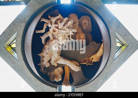 Stazioni della Croce Simone di Cirene aiuta Gesù; chiesa parrocchiale cattolica di San Nicola, Schluchsee Foto Stock