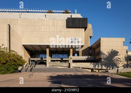 Tel Aviv, Israele - 7 ottobre 2024: Il Museo Anu del popolo ebraico, situato presso l'Università, era precedentemente conosciuto come Beit Hatfutsot. Biciclette par Foto Stock