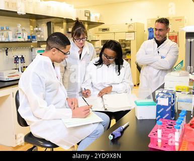 Gli scienziati del Sud Africa imparano gli aspetti chiave del processo di produzione del vaccino mRNA durante una visita di due settimane al VRC, parte di una collaborazione in corso per condividere conoscenze, competenze e dati per accelerare la produzione di vaccini mRNA a livello globale. 2023 : NIAID S VRC, S. Africa S Afrigen Kick Off Vaccine-Sharing Entries Training volto a rendere la tecnologia mRNA disponibile a livello globale. Formazione sulla produzione di vaccini mRNA presso il NIAID Vaccine Research Center 016867 485 Foto Stock