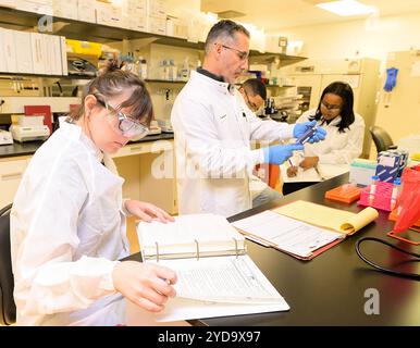 Gli scienziati del Sud Africa imparano gli aspetti chiave del processo di produzione del vaccino mRNA durante una visita di due settimane al VRC, parte di una collaborazione in corso per condividere conoscenze, competenze e dati per accelerare la produzione di vaccini mRNA a livello globale. 2023 : NIAID S VRC, S. Africa S Afrigen Kick Off Vaccine-Sharing Entries Training volto a rendere la tecnologia mRNA disponibile a livello globale. Formazione sulla produzione di vaccini mRNA presso il NIAID Vaccine Research Center 016867 484 Foto Stock