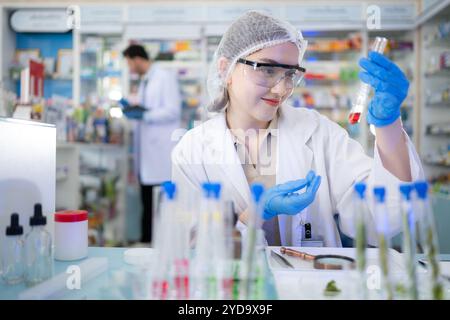 Scienziato chimico che esegue test antibiotici e test in laboratorio Foto Stock