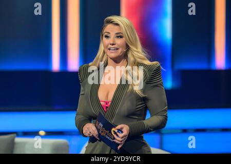 Berlino, Germania. 16 ottobre 2024. GER, Berlin, The Beatrice Egli Show, a Berlino - Am Studio 20, registrazione dello spettacolo musicale e di intrattenimento con Beatrice Egli, registrazione per la trasmissione il 31 e 24 ottobre, sono coinvolti SWR, MDR e Swiss Television SRF, im Bild: Beatrice Egli 16.10.2024 credito: HMB Media/Alamy Live News Foto Stock