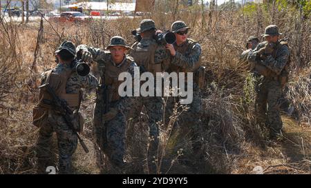 U.S. Marines assegnati alla Charlie Company, Battalion Landing Team 1/5, 15th Marine Expeditionary Unit, prove di funzionamento con multiuso, anticarro, Foto Stock