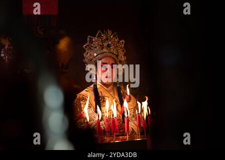 Attori d'opera cinesi maschi accendono una candela per pregare l'omaggio agli dei per migliorare la prosperità per voi stessi in occasione Foto Stock