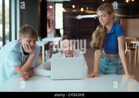 Gli studenti e gli insegnanti fanno una pausa. Giocare insieme consente agli studenti e agli insegnanti di rilassarsi. Foto Stock