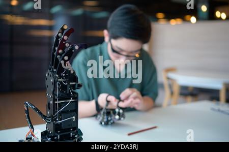 Il progresso della tecnologia ha contribuito ad alleviare gli oneri umani. Robot controllato a mano è un altro tipo di lavoro che assis Foto Stock