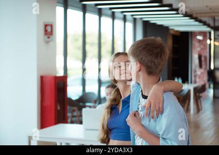 Gli studenti e gli insegnanti fanno una pausa. Giocare insieme consente agli studenti e agli insegnanti di rilassarsi. Foto Stock