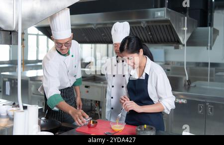 L'atmosfera della lezione di cucina è lavorare a stretto contatto con uno chef e imparare da chef esperti in istituzioni riconosciute. Foto Stock