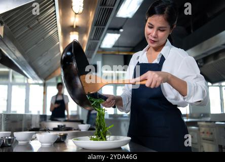 L'atmosfera della lezione di cucina è lavorare a stretto contatto con uno chef e imparare da chef esperti in istituzioni riconosciute. Foto Stock