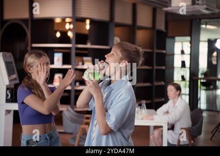 Ritratto di studenti in classe scientifica giocare tra loro e divertirsi prima di partecipare alla lezione. Foto Stock