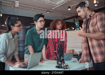 Il progresso della tecnologia ha contribuito ad alleviare gli oneri umani. Robot controllato a mano è un altro tipo di lavoro che assis Foto Stock