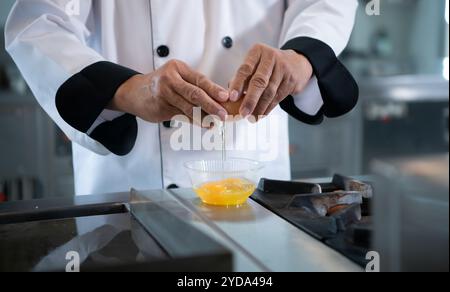 L'atmosfera della lezione di cucina è lavorare a stretto contatto con uno chef e imparare da chef esperti in istituzioni riconosciute. Foto Stock