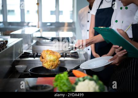 L'atmosfera della lezione di cucina è lavorare a stretto contatto con uno chef e imparare da chef esperti in istituzioni riconosciute. Foto Stock