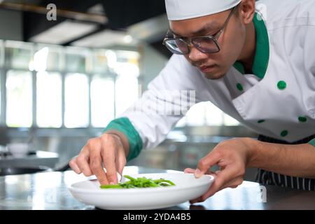 Questa è la meticolosità dello chef, la sua attenzione ad ogni dettaglio. Questo è il segreto della prelibatezza. Foto Stock
