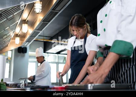 L'atmosfera della lezione di cucina è lavorare a stretto contatto con uno chef e imparare da chef esperti in istituzioni riconosciute. Foto Stock