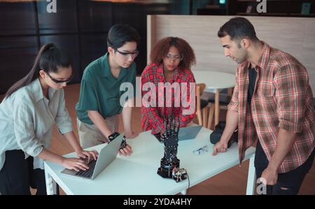 Il progresso della tecnologia ha contribuito ad alleviare gli oneri umani. Robot controllato a mano è un altro tipo di lavoro che assis Foto Stock