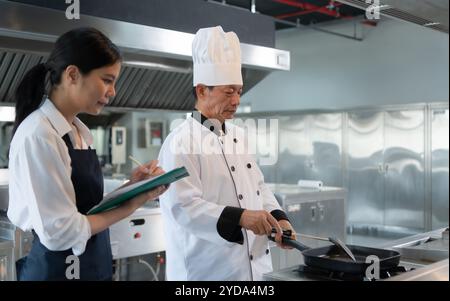 L'atmosfera della lezione di cucina è lavorare a stretto contatto con uno chef e imparare da chef esperti in istituzioni riconosciute. Foto Stock