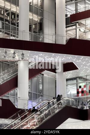 Uno spazio architettonico contemporaneo caratterizzato da splendidi vetri e sorprendenti accenti rossi Foto Stock