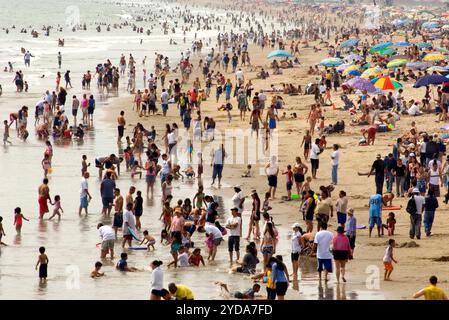 Folle di persone sulla spiaggia a nord del molo di Santa Monica, Los Angeles, California, Stati Uniti Foto Stock