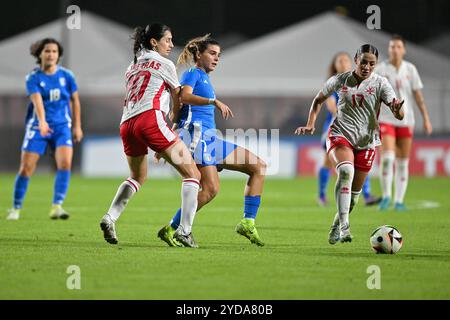 Roma, Italia. 25 ottobre 2024. Stadio tre Fontane, Roma, Italia - Nicole Sciberras di Malta e Sofia Cantore d'Italia durante l'amichevole internazionale di calcio femminile, Italia vs Malta, 25 ottobre 2024 (foto di Roberto Ramaccia/Sipa USA) crediti: SIPA USA/Alamy Live News Foto Stock