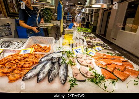 Mercato interno Mercado de Feria, Calle Feria, Siviglia, Andalusia, Spagna. Foto Stock
