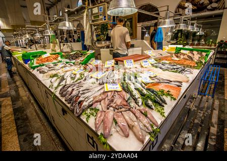 Mercato interno Mercado de Feria, Calle Feria, Siviglia, Andalusia, Spagna. Foto Stock