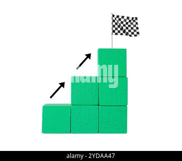 Scala a cubetti verdi con bandiera di finitura sulla parte superiore su sfondo bianco. Frecce che indicano la strada verso l'obiettivo. Fasi per il successo Foto Stock