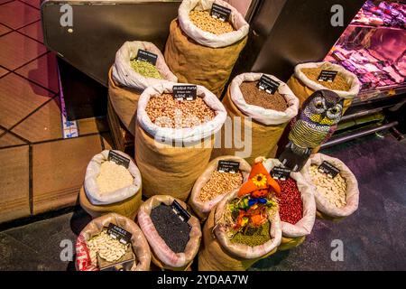 Mercato interno Mercado de Feria, Calle Feria, Siviglia, Andalusia, Spagna. Foto Stock