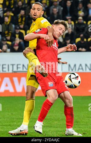 Aquisgrana, Germania. 23 ottobre 2024. v.li.: Lamar Yarbrough (Alemannia Aachen, 25), Max Lamby (Unterhaching, 3), Zweikampf, Duell, duello, tackle, placcaggio, Dynamik, Action, Aktion, 23.10.2024, Aquisgrana (Deutschland), Fussball, 3) Liga, Alemannia Aachen - SPVGG Unterhaching, Fussball, 3. LIGA, ALEMANNIA AACHEN - SPVGG UNTERHACHING, LE NORMATIVE DFB/DFL VIETANO QUALSIASI USO DI FOTOGRAFIE COME SEQUENZE DI IMMAGINI E/O QUASI-VIDEO. Credito: dpa/Alamy Live News Foto Stock