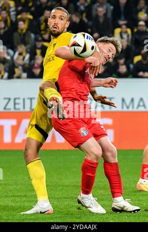 Aquisgrana, Germania. 23 ottobre 2024. v.li.: Lamar Yarbrough (Alemannia Aachen, 25), Max Lamby (Unterhaching, 3), Zweikampf, Duell, duello, tackle, placcaggio, Dynamik, Action, Aktion, 23.10.2024, Aquisgrana (Deutschland), Fussball, 3) Liga, Alemannia Aachen - SPVGG Unterhaching, Fussball, 3. LIGA, ALEMANNIA AACHEN - SPVGG UNTERHACHING, LE NORMATIVE DFB/DFL VIETANO QUALSIASI USO DI FOTOGRAFIE COME SEQUENZE DI IMMAGINI E/O QUASI-VIDEO. Credito: dpa/Alamy Live News Foto Stock