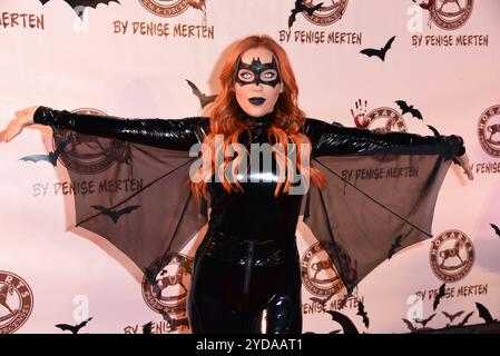 Tara Tabitha - FESTA DI HALLOWEEN HOGARTS X DENISE MERTEN im Hogarts Circus Caffee a Hoppegarten bei Berlin AM 25.10.2024 *** Tara Tabitha HALLOWEEN PARTY HOGARTS X DENISE MERTEN all'Hogarts Circus Caffee a Hoppegarten vicino a Berlino il 25 10 2024 Foto Stock