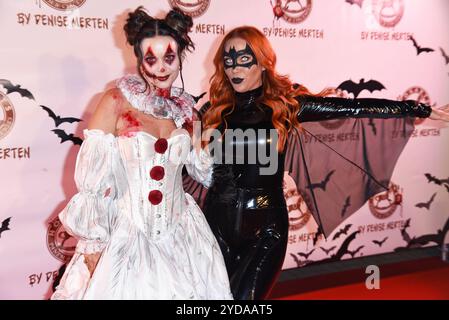 Denise Merten, Tara Tabitha - HALLOWEEN PARTY HOGARTS X DENISE MERTEN im Hogarts Circus Caffee a Hoppegarten bei Berlin AM 25.10.2024 *** Denise Merten, Tara Tabitha HALLOWEEN PARTY HOGARTS X DENISE MERTEN all'Hogarts Circus Caffee a Hoppegarten vicino Berlino il 25 10 2024 Foto Stock