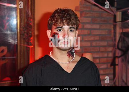 Sinan Movez - FESTA DI HALLOWEEN HOGARTS X DENISE MERTEN im Hogarts Circus Caffee a Hoppegarten bei Berlin AM 25.10.2024 *** Sinan Movez HALLOWEEN PARTY HOGARTS X DENISE MERTEN all'Hogarts Circus Caffee a Hoppegarten vicino a Berlino il 25 10 2024 Foto Stock