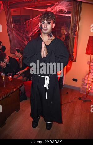 Sinan Movez - FESTA DI HALLOWEEN HOGARTS X DENISE MERTEN im Hogarts Circus Caffee a Hoppegarten bei Berlin AM 25.10.2024 *** Sinan Movez HALLOWEEN PARTY HOGARTS X DENISE MERTEN all'Hogarts Circus Caffee a Hoppegarten vicino a Berlino il 25 10 2024 Foto Stock