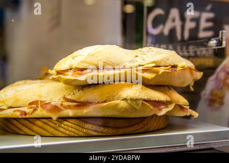 Bakery Deli vicino al mercato delle pulci all'aperto Mercado del Pulgas, Plaza Monte Sion, Siviglia, Andalusia , Spagna. Foto Stock