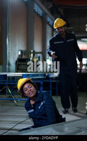 Materiali e macchinari pericolosi si trovano in grandi impianti industriali. Le considerazioni di sicurezza sono quindi di estrema importanza Foto Stock