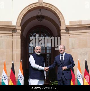 Nuova Delhi, India. 25 ottobre 2024. Il primo ministro indiano Narendra modi, a sinistra, dà il benvenuto al cancelliere tedesco Olaf Schotz, a destra, all'arrivo per le riunioni bilaterali a Hyderabad House, 25 ottobre 2024, a nuova Delhi, India. Credito: PIB/Ufficio informazioni stampa/Alamy Live News Foto Stock