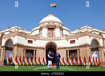 Nuova Delhi, India. 25 ottobre 2024. Il primo ministro indiano Narendra modi, a sinistra, dà il benvenuto al cancelliere tedesco Olaf Schotz, a destra, all'arrivo per le riunioni bilaterali a Hyderabad House, 25 ottobre 2024, a nuova Delhi, India. Credito: PIB/Ufficio informazioni stampa/Alamy Live News Foto Stock