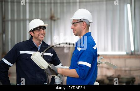I due ingegneri controllano il funzionamento dei robot di saldatura. Foto Stock