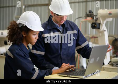 I due ingegneri controllano il funzionamento dei robot di saldatura. Foto Stock