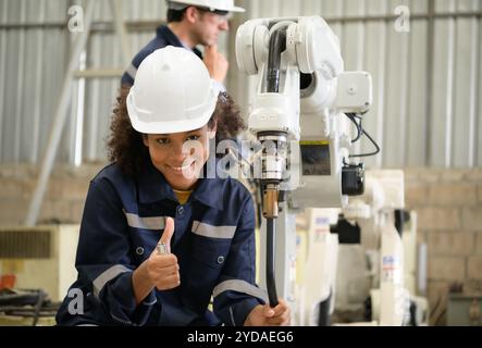 I due ingegneri controllano il funzionamento dei robot di saldatura. Foto Stock