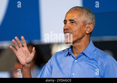 Clarkston, Stati Uniti. 24 ottobre 2024. L'ex presidente Barack Obama parla durante una manifestazione elettorale per il vicepresidente e candidato presidenziale democratico Kamala Harris al James R Hallford Stadium di Clarkston, Georgia, giovedì 24 ottobre 2024. Foto di Bonnie Cash/UPI credito: UPI/Alamy Live News Foto Stock