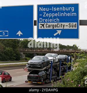 Traffic on the A5 motorway next to the airport, Frankfurt am Main, Hesse, Germany, Europe Foto Stock