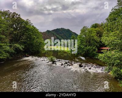 Il fiume nostro, Gemuend an der Our, fiume di confine tra Germania e Lussemburgo, Europa Foto Stock