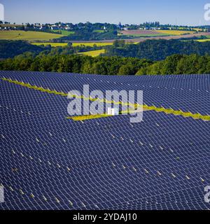 Impianto fotovoltaico open space nel Parco naturale Suedeifel, Renania-Palatinato, Germania, Europa Foto Stock