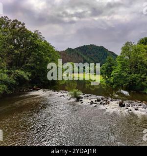 Il fiume nostro, Gemuend an der Our, fiume di confine tra Germania e Lussemburgo, Europa Foto Stock