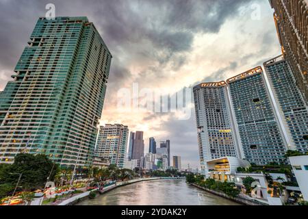 Manila, Filippine - 13 gennaio 2023: Attraversamento del fiume principale, che attraversa uno dei quartieri centrali più esclusivi di Manila, i condomini e gli uffici Foto Stock