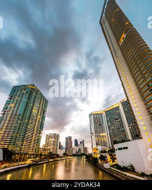 Manila, Filippine - 13 gennaio 2023: Attraversamento del fiume principale, che attraversa uno dei quartieri centrali più esclusivi di Manila, i condomini e gli uffici Foto Stock