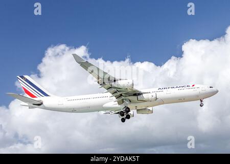 PHILIPSBURG, SINT MAARTEN - 13 DICEMBRE 2016: L'aereo Air France si avvicina all'aeroporto Princess Juliana Foto Stock